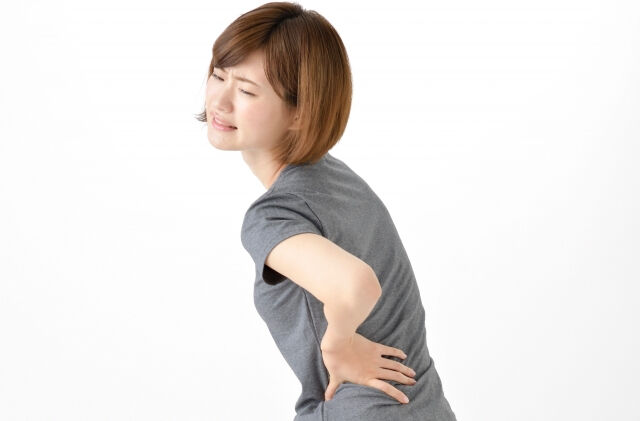 起床時に腰の違和感を感じていませんか？それが慢性的に続いてい