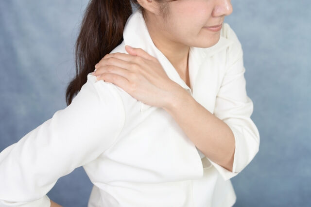 肩関節周囲に急な痛みが生じることありませんか？もしかしたら四