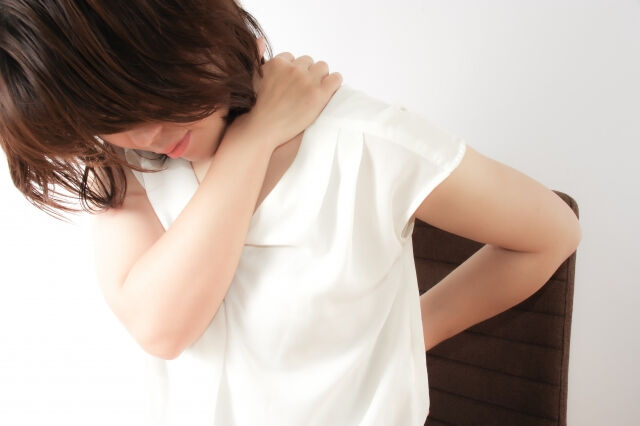 腕を後ろに回したときに違和感を感じることはありませんか？🙋‍