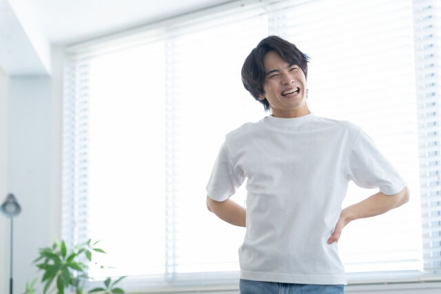 急に腰痛が強く生じていませんか？もしかしたら日常的に反り腰の