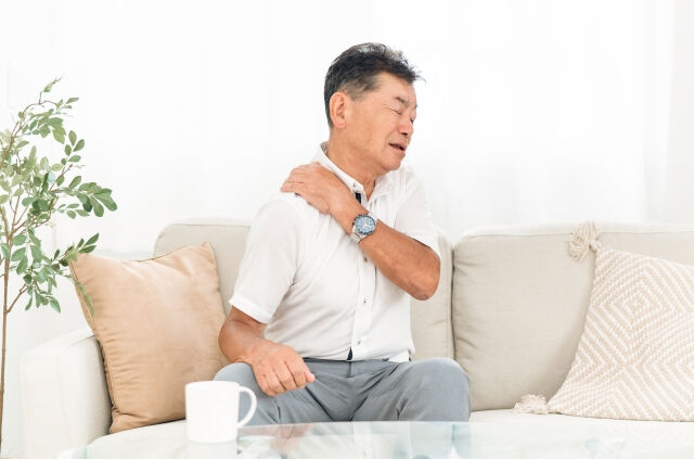 肩こりが慢性的に続いていませんか？デスクワークや日常生活の中