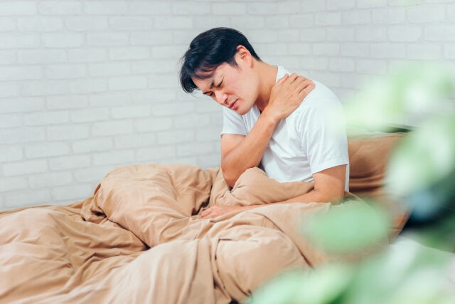 寝るときに肩の不快感を感じたことがありますか？