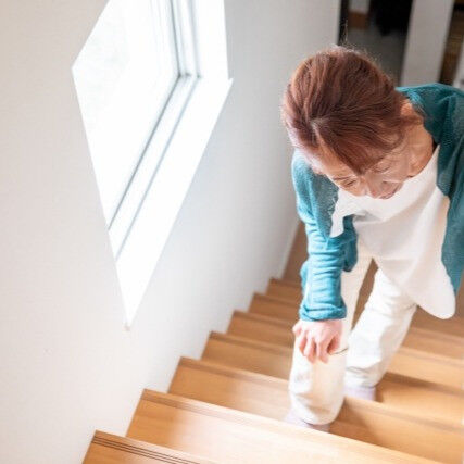 膝の痛みは、実は全身の姿勢にも影響を与えることがあります😓