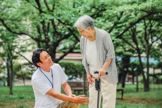 立ちっぱなしで膝の痛みに悩んでいませんか？