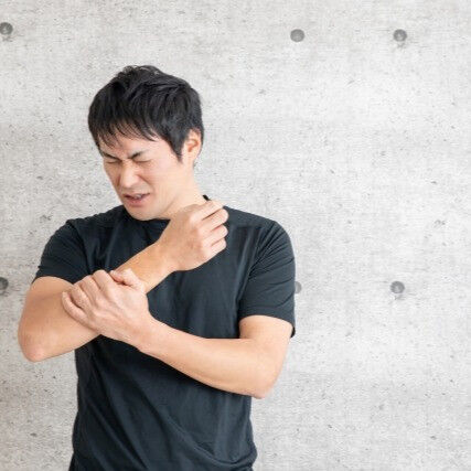 四十肩や五十肩でお悩みの皆さま、日常生活で肩の痛みに苦しんで