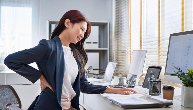 日々のデスクワークで腰痛に悩まされていませんか？👩‍💻💼 骨