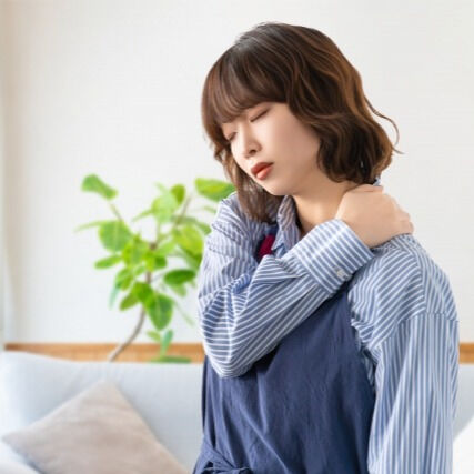 デスクワークやスマホの使用で、首から肩にかけての慢性的な硬さ