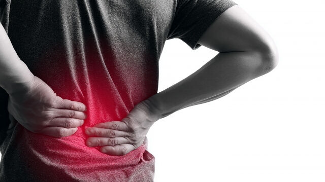長時間のデスクワークでつらい腰の痛み、放置していませんか？😣