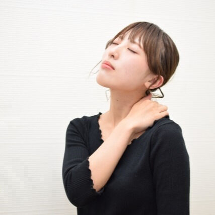 肩や首の痛みでお困りの皆様、日常の姿勢が原因の一つかもしれま