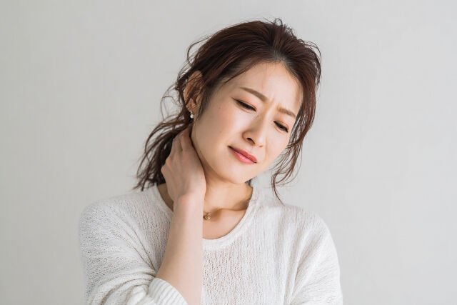 首の違和感を感じていますか？最近では、スマホの使い過ぎや悪い