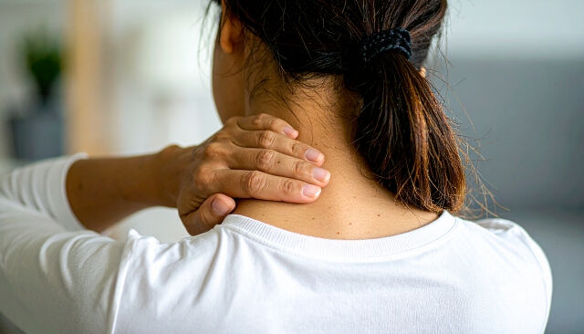 肩の張りやコリでお悩みですか？😣多忙な毎日を送る中、首や肩の
