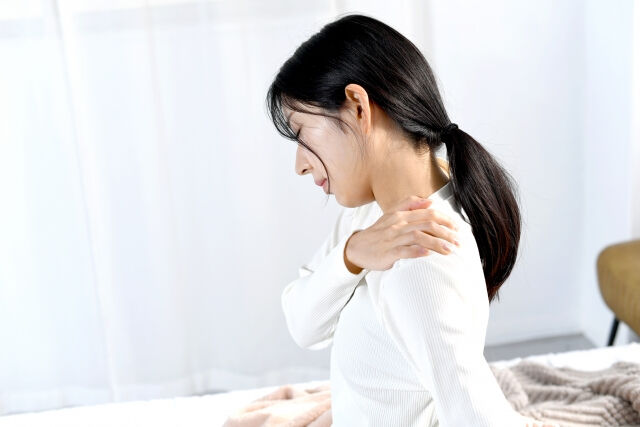 ストレートネックの影響で首の痛みや凝りが続いていませんか？😣