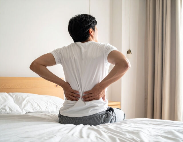 寒い季節になると朝起きたときに腰の違和感を感じることはありま