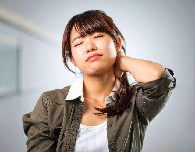 日常生活の中で、首や肩に違和感を感じたり、背中が丸くなってき
