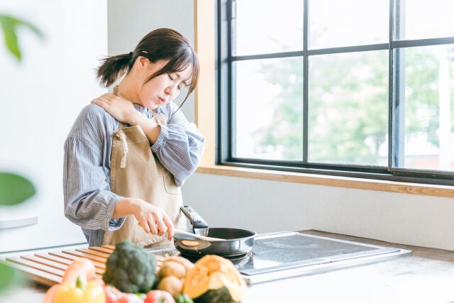 肩周囲の筋肉が硬くなって、慢性的にコリを感じたりしていません