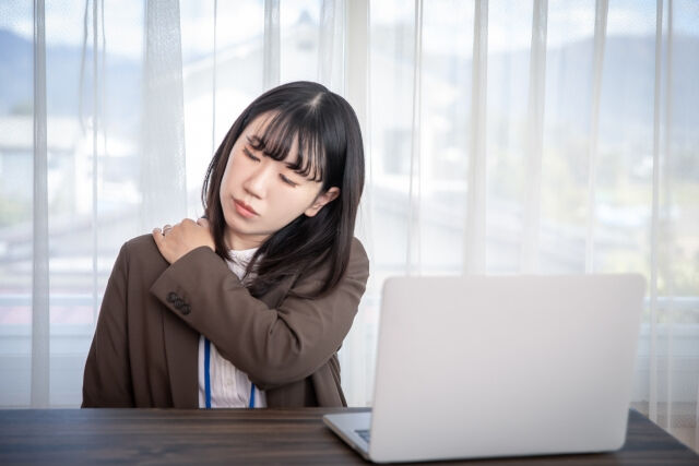 毎日の姿勢はいかがですか？もしかして、背中が丸まっていません