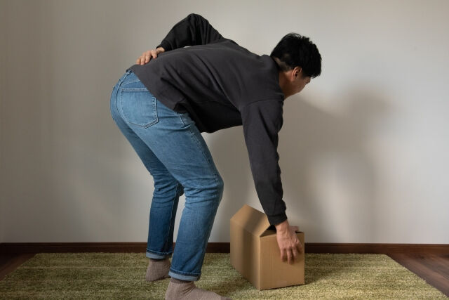 床から荷物を持ち上げようとした際に、急に腰に違和感を感じたこ