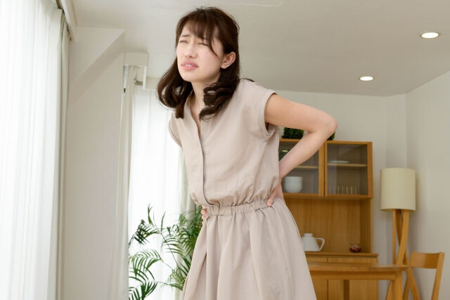 腰椎ヘルニアや急な腰の痛みでお困りですか？😫当院では、徒手療