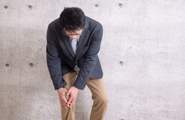 歩いている際に徐々に膝関節に違和感が生じることはありませんか