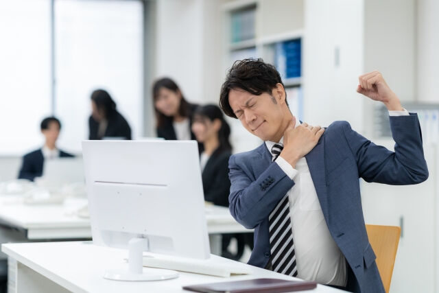日常生活を送っている中で、首の痛みが強く生じることはありませ