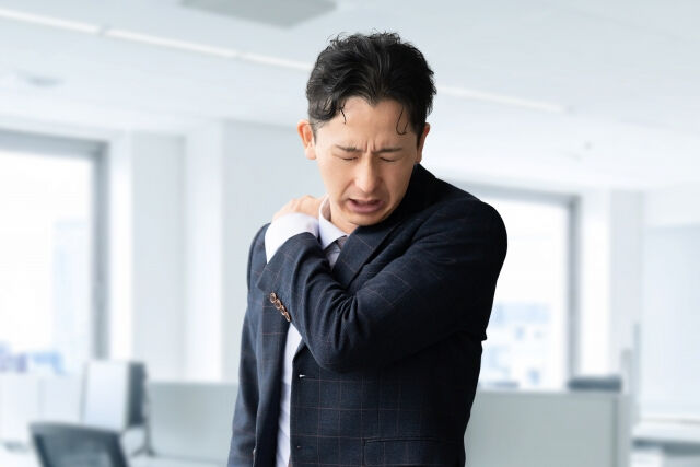 日々の肩こりにお悩みですか？🤔その辛さの原因は、実はあなたの