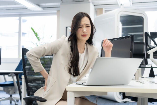 日々のデスクワークで腰痛に悩まされていませんか？🖥️ 長時間