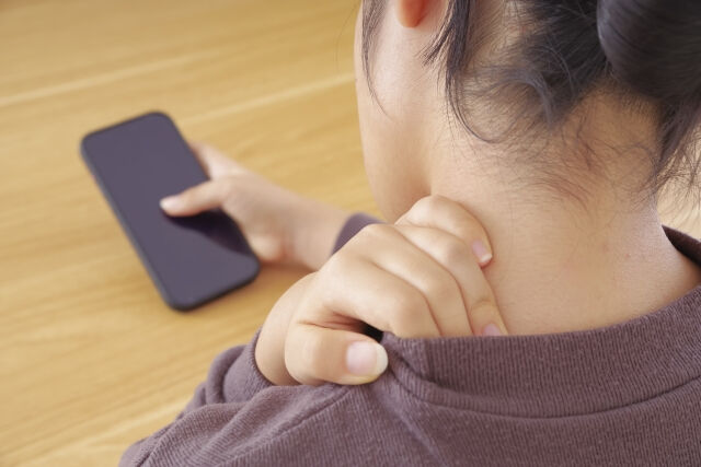 パソコンやスマホを日常的に使用していると、徐々に首が前に出て