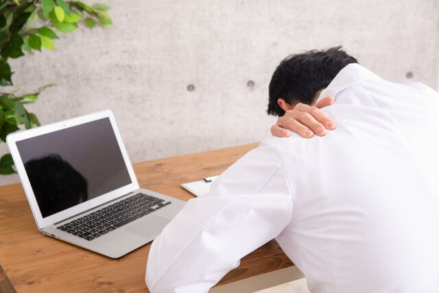 慢性的な肩こりで悩んでいませんか？🤔肩こりは、日頃の姿勢が影