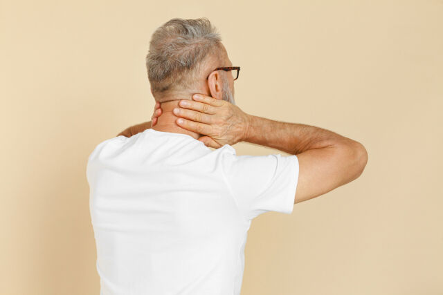 首の不調に悩まれていませんか？👨‍⚕️日常生活の中で、姿勢に