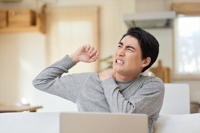 🌿慢性的な肩こりでお悩みの皆さん、症状を放置せず、専門家の手