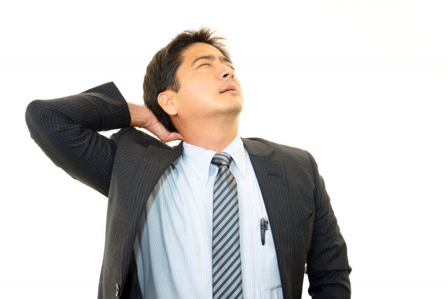 日常的に肩こりに悩んでいる方、その原因は肩甲骨や頭の位置が関